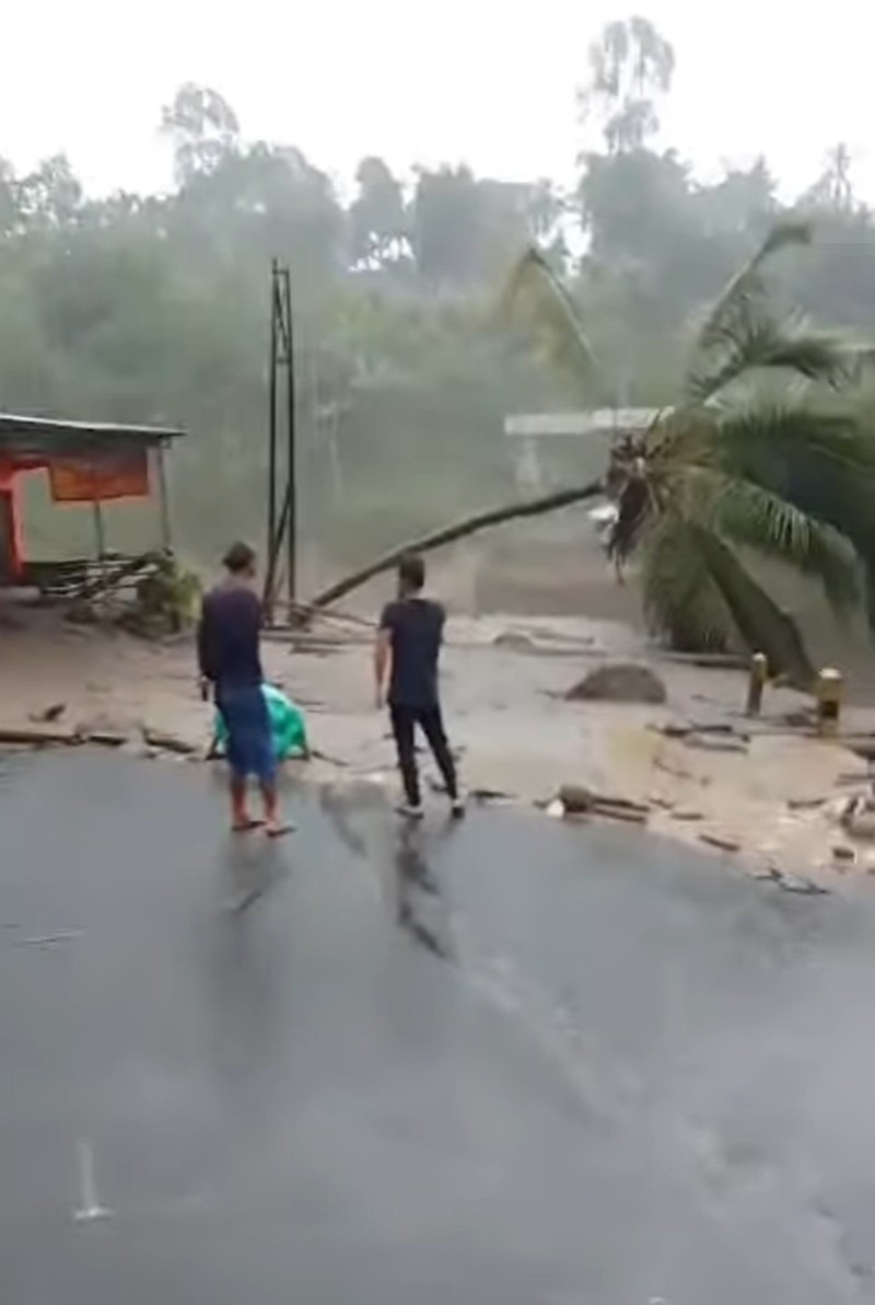 Banjir Lahar Dingin Semeru Terjang 3 Jembatan di Lumajang hingga Putus. (Tangkapan Layar Instagram/Tanggap Bencana DDJatim)