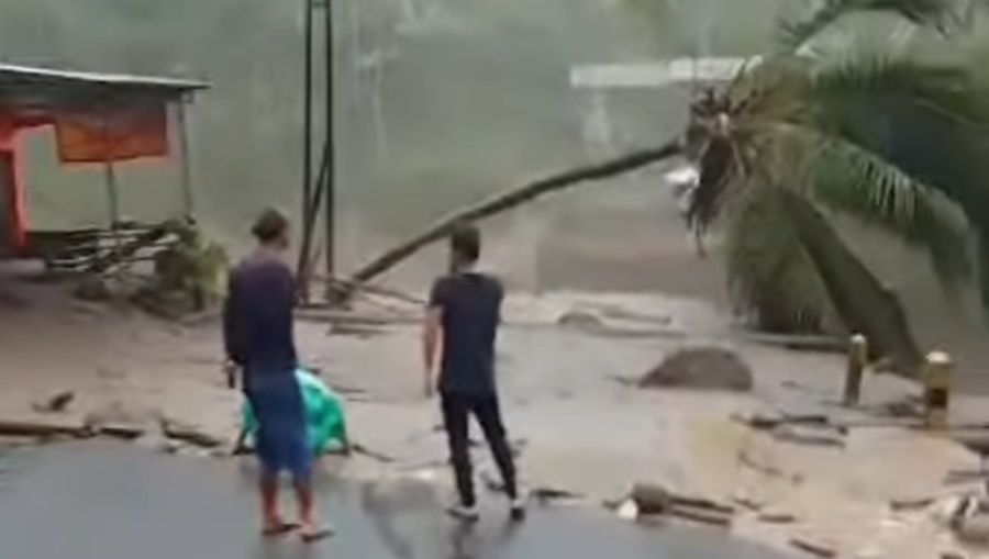 Banjir Lahar Dingin Semeru Terjang 3 Jembatan di Lumajang hingga Putus. (Tangkapan Layar Instagram/Tanggap Bencana DDJatim)