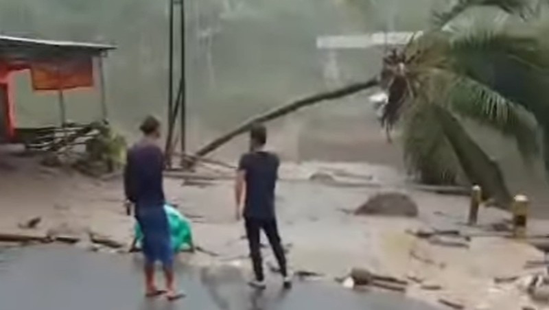 Banjir Lahar Dingin Semeru Terjang 3 Jembatan di Lumajang hingga Putus. (Tangkapan Layar Instagram/Tanggap Bencana DDJatim)