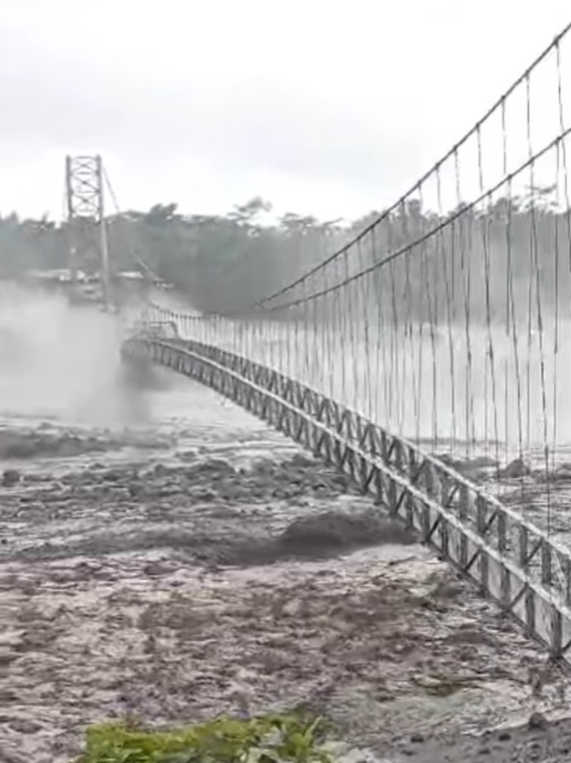 Banjir Lahar Dingin Semeru Terjang 3 Jembatan di Lumajang hingga Putus. (Tangkapan Layar Instagram/Tanggap Bencana DDJatim) Banjir Lahar Dingin Semeru Terjang 3 Jembatan di Lumajang hingga Putus. (Tangkapan Layar Instagram/Tanggap Bencana DDJatim)