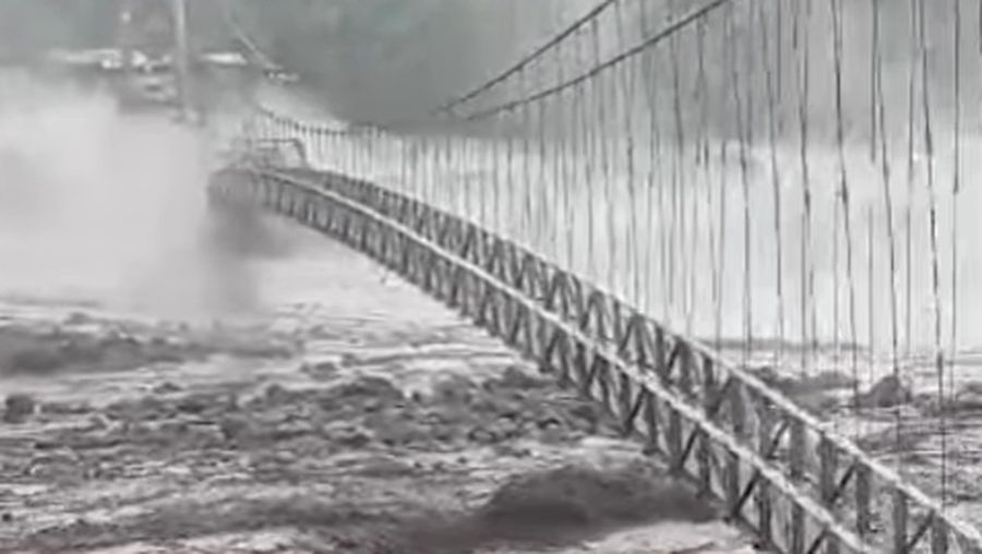 Banjir Lahar Dingin Semeru Terjang 3 Jembatan di Lumajang hingga Putus. (Tangkapan Layar Instagram/Tanggap Bencana DDJatim)