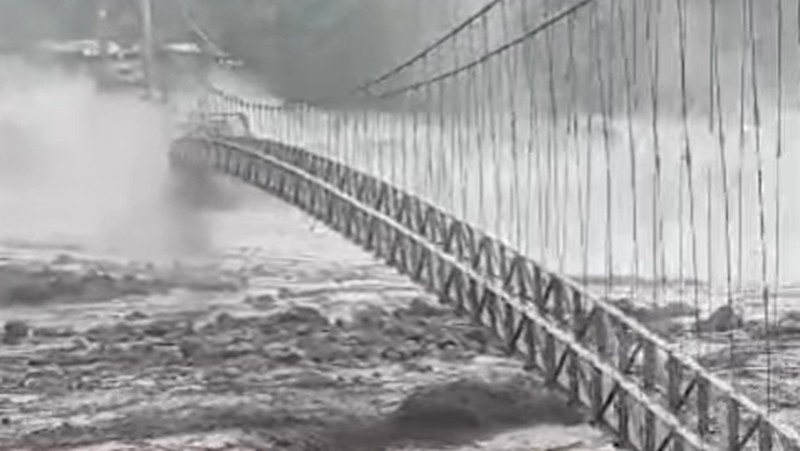 Banjir Lahar Dingin Semeru Terjang 3 Jembatan di Lumajang hingga Putus. (Tangkapan Layar Instagram/Tanggap Bencana DDJatim)
