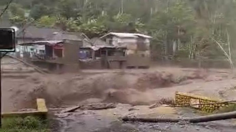 Banjir Lahar Dingin Semeru Terjang 3 Jembatan di Lumajang hingga Putus. (Tangkapan Layar Instagram/Tanggap Bencana DDJatim)