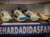Yuk Nostalgia! Begini Penampakan Sepatu Sneakers Jadul di RI