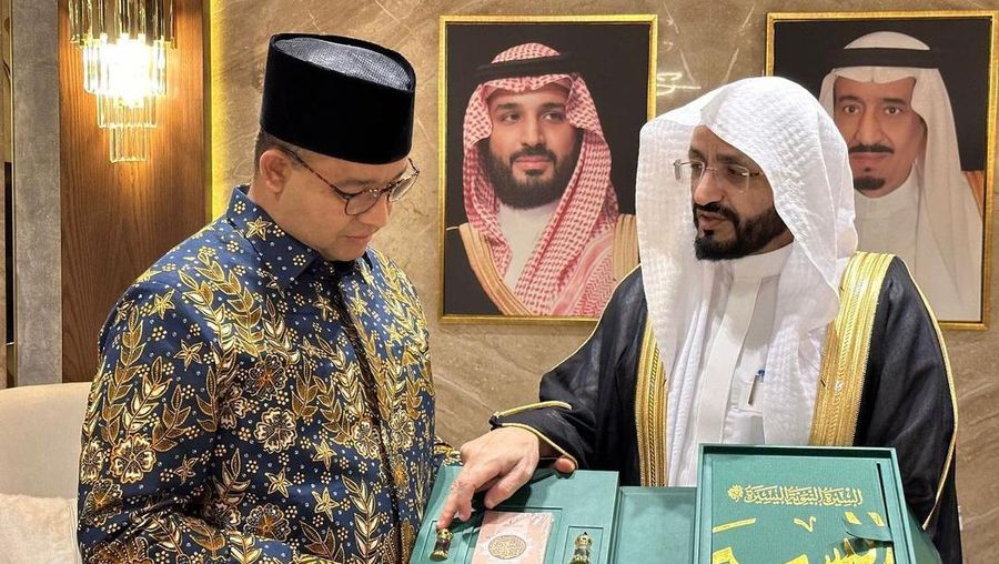 Anies Baswedan saat mengunjungi Museum Nabi Muhammad di Madinah yang disambut oleh Direktur Museum, Syaikh Dr. Nasir bin Musfir Al-Zahrani beserta jajaran. (Instagram @aniesbaswedan)
