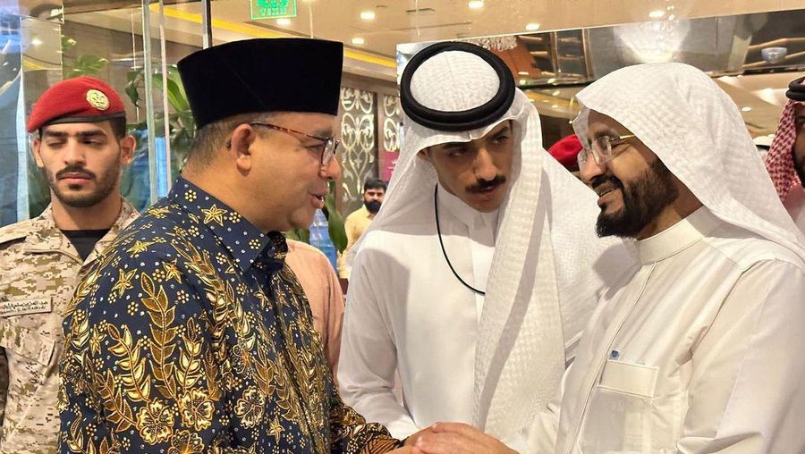 Anies Baswedan saat mengunjungi Museum Nabi Muhammad di Madinah yang disambut oleh Direktur Museum, Syaikh Dr. Nasir bin Musfir Al-Zahrani beserta jajaran. (Instagram @aniesbaswedan)