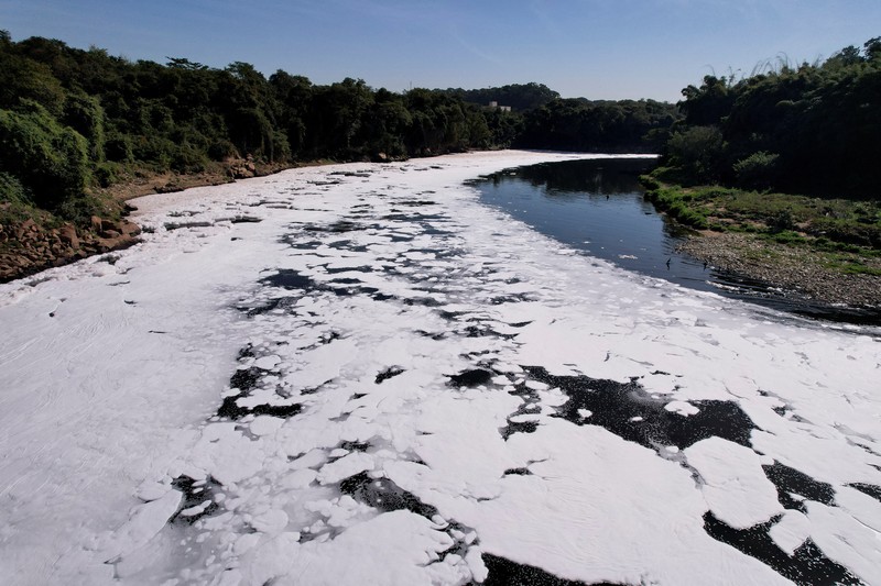Pemandangan dari udara menunjukkan busa beracun, hasil pembuangan produk kimia, saat menutupi air sungai Tiete di Salto, negara bagian Sao Paulo, Brasil, 7 Juli 2023. Pemandangan dari udara menunjukkan busa beracun, hasil pembuangan produk kimia, saat menutupi air sungai Tiete di Salto, negara bagian Sao Paulo, Brasil, 7 Juli 2023. (REUTERS/Amanda Perobelli)