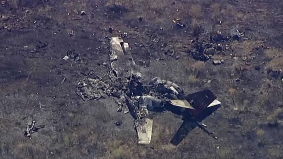 Keenam orang di dalam jet perusahaan kecil tewas ketika pesawat itu jatuh dan terbakar di lapangan dekat bandara tenggara Los Angeles pada Sabtu pagi (8 Juli), kata otoritas lokal dan federal. (Tangkapan Layar Video Reuters/ABC AFFILIATE KABC)