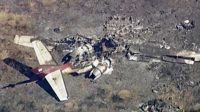 Keenam orang di dalam jet perusahaan kecil tewas ketika pesawat itu jatuh dan terbakar di lapangan dekat bandara tenggara Los Angeles pada Sabtu pagi (8 Juli), kata otoritas lokal dan federal. (Tangkapan Layar Video Reuters/ABC AFFILIATE KABC)