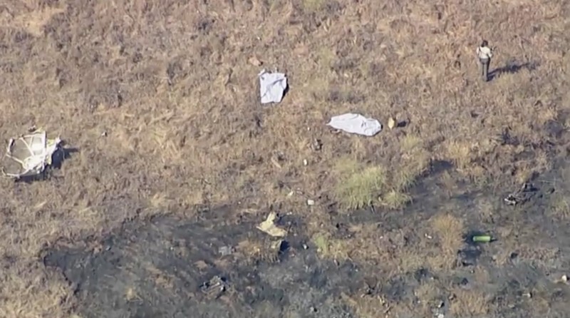 Keenam orang di dalam jet perusahaan kecil tewas ketika pesawat itu jatuh dan terbakar di lapangan dekat bandara tenggara Los Angeles pada Sabtu pagi (8 Juli), kata otoritas lokal dan federal. (Tangkapan Layar Video Reuters/ABC AFFILIATE KABC)