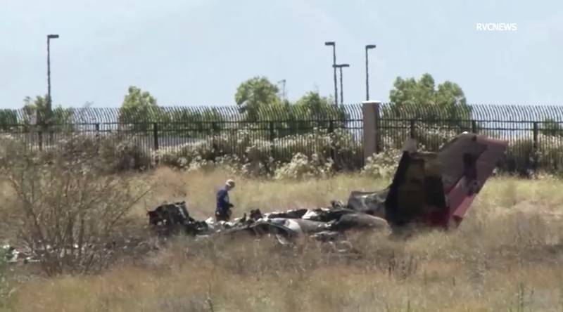 Keenam orang di dalam jet perusahaan kecil tewas ketika pesawat itu jatuh dan terbakar di lapangan dekat bandara tenggara Los Angeles pada Sabtu pagi (8 Juli), kata otoritas lokal dan federal. Keenam orang di dalam jet perusahaan kecil tewas ketika pesawat itu jatuh dan terbakar di lapangan dekat bandara tenggara Los Angeles pada Sabtu pagi (8 Juli), kata otoritas lokal dan federal. (Tangkapan Layar Video Reuters/ABC AFFILIATE KABC)