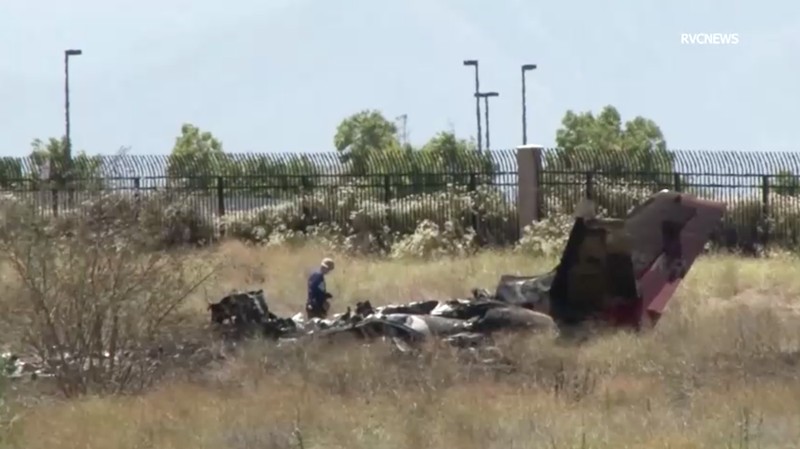 Keenam orang di dalam jet perusahaan kecil tewas ketika pesawat itu jatuh dan terbakar di lapangan dekat bandara tenggara Los Angeles pada Sabtu pagi (8 Juli), kata otoritas lokal dan federal. (Tangkapan Layar Video Reuters/ABC AFFILIATE KABC)