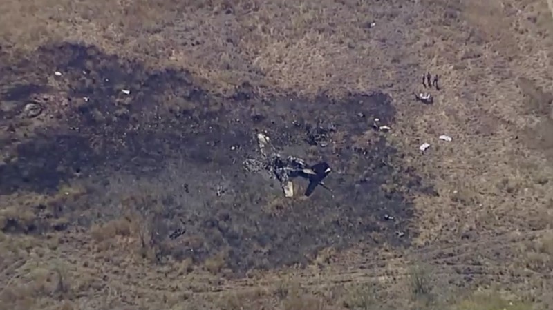 Keenam orang di dalam jet perusahaan kecil tewas ketika pesawat itu jatuh dan terbakar di lapangan dekat bandara tenggara Los Angeles pada Sabtu pagi (8 Juli), kata otoritas lokal dan federal. Keenam orang di dalam jet perusahaan kecil tewas ketika pesawat itu jatuh dan terbakar di lapangan dekat bandara tenggara Los Angeles pada Sabtu pagi (8 Juli), kata otoritas lokal dan federal. (Tangkapan Layar Video Reuters/ABC AFFILIATE KABC)