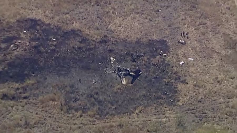 Keenam orang di dalam jet perusahaan kecil tewas ketika pesawat itu jatuh dan terbakar di lapangan dekat bandara tenggara Los Angeles pada Sabtu pagi (8 Juli), kata otoritas lokal dan federal. (Tangkapan Layar Video Reuters/ABC AFFILIATE KABC)