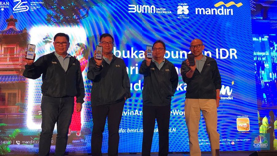 Mandiri mengenalkan fitur Livin’ kepada pekerja migran di Hong Kong. (CNBC Indonesia/Halimatus Sa’diyah)