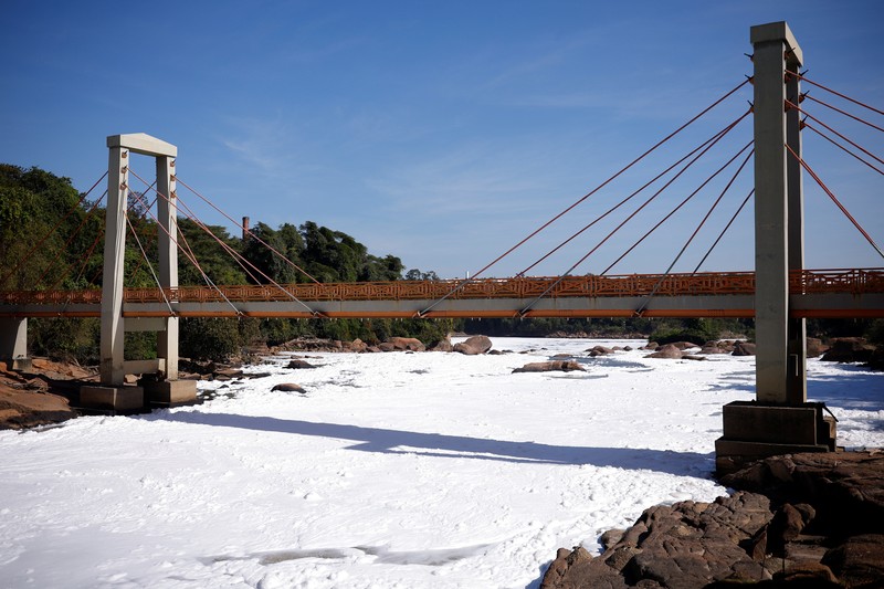 Pemandangan dari udara menunjukkan busa beracun, hasil pembuangan produk kimia, saat menutupi air sungai Tiete di Salto, negara bagian Sao Paulo, Brasil, 7 Juli 2023. Pemandangan dari udara menunjukkan busa beracun, hasil pembuangan produk kimia, saat menutupi air sungai Tiete di Salto, negara bagian Sao Paulo, Brasil, 7 Juli 2023. (REUTERS/Amanda Perobelli)