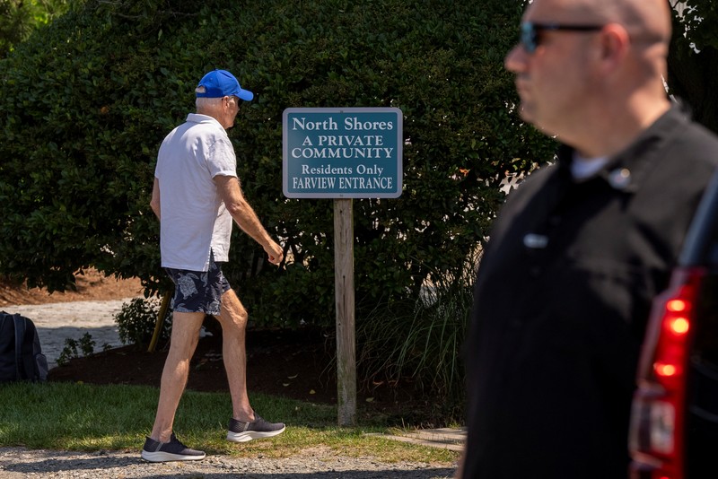 Presiden AS Joe Biden dan ibu negara Jill Biden duduk, di Pantai Rehoboth dekat rumah mereka, Delaware, AS 8 Juli 2023. Presiden AS Joe Biden dan ibu negara Jill Biden duduk, di Pantai Rehoboth dekat rumah mereka, Delaware, AS 8 Juli 2023. (REUTERS/Ken Cedeno)