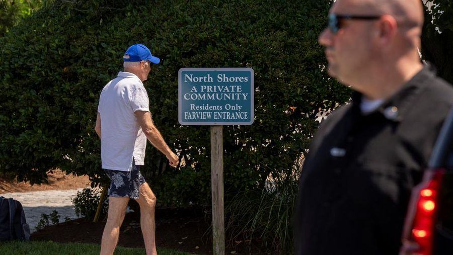 Presiden AS Joe Biden dan ibu negara Jill Biden duduk, di Pantai Rehoboth dekat rumah mereka, Delaware, AS 8 Juli 2023. (REUTERS/Ken Cedeno)
