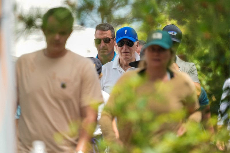 Presiden AS Joe Biden dan ibu negara Jill Biden duduk, di Pantai Rehoboth dekat rumah mereka, Delaware, AS 8 Juli 2023. Presiden AS Joe Biden dan ibu negara Jill Biden duduk, di Pantai Rehoboth dekat rumah mereka, Delaware, AS 8 Juli 2023. (REUTERS/Ken Cedeno)