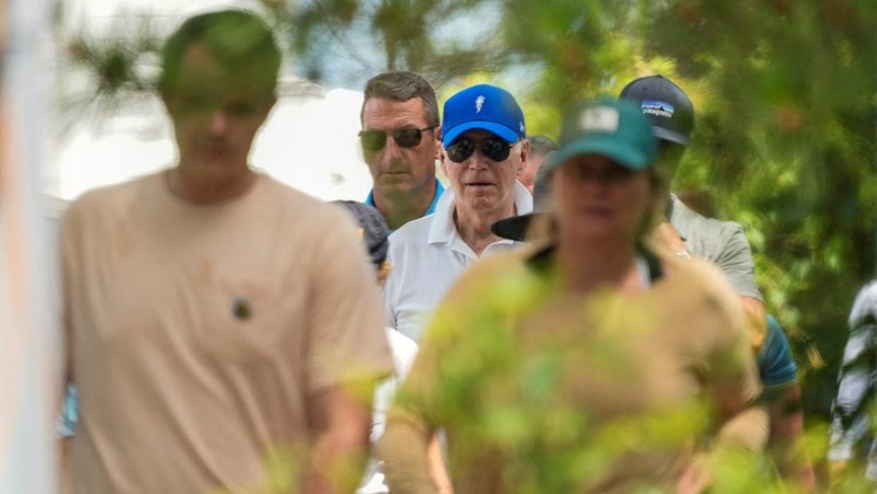 Presiden AS Joe Biden dan ibu negara Jill Biden duduk, di Pantai Rehoboth dekat rumah mereka, Delaware, AS 8 Juli 2023. (REUTERS/Ken Cedeno)