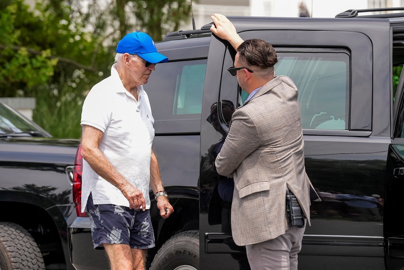 Presiden AS Joe Biden dan ibu negara Jill Biden duduk, di Pantai Rehoboth dekat rumah mereka, Delaware, AS 8 Juli 2023. Presiden AS Joe Biden dan ibu negara Jill Biden duduk, di Pantai Rehoboth dekat rumah mereka, Delaware, AS 8 Juli 2023. (REUTERS/Ken Cedeno)