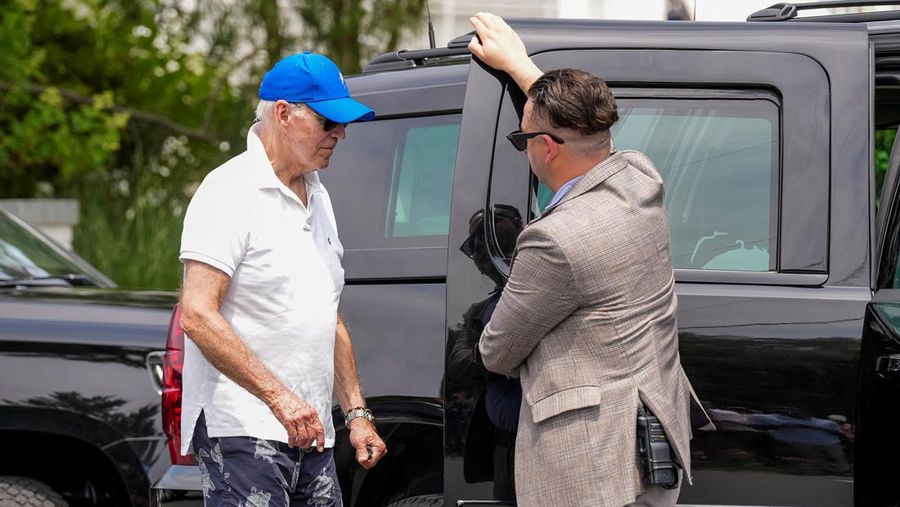 Presiden AS Joe Biden dan ibu negara Jill Biden duduk, di Pantai Rehoboth dekat rumah mereka, Delaware, AS 8 Juli 2023. (REUTERS/Ken Cedeno)