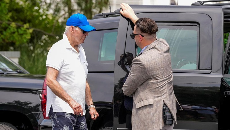 Presiden AS Joe Biden dan ibu negara Jill Biden duduk, di Pantai Rehoboth dekat rumah mereka, Delaware, AS 8 Juli 2023. (REUTERS/Ken Cedeno)