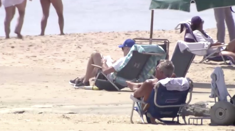 Presiden AS Joe Biden dan ibu negara Jill Biden duduk, di Pantai Rehoboth dekat rumah mereka, Delaware, AS 8 Juli 2023. (REUTERS/Ken Cedeno)