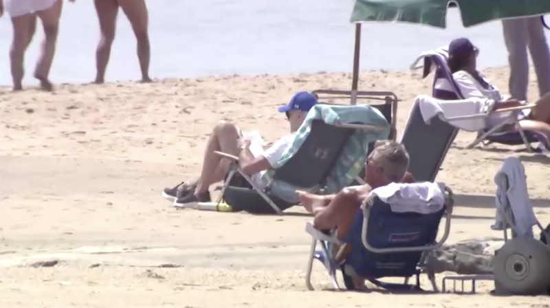 Presiden AS Joe Biden dan ibu negara Jill Biden duduk, di Pantai Rehoboth dekat rumah mereka, Delaware, AS 8 Juli 2023. (REUTERS/Ken Cedeno)