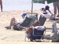 Potret Biden Leha-Leha di Pantai, Healing dari Xi Jinping