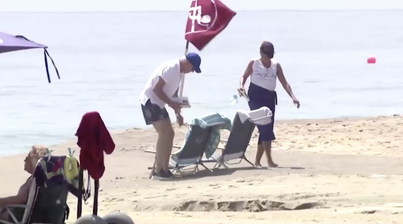 Presiden AS Joe Biden dan ibu negara Jill Biden duduk, di Pantai Rehoboth dekat rumah mereka, Delaware, AS 8 Juli 2023. Presiden AS Joe Biden dan ibu negara Jill Biden duduk, di Pantai Rehoboth dekat rumah mereka, Delaware, AS 8 Juli 2023. (REUTERS/Ken Cedeno)