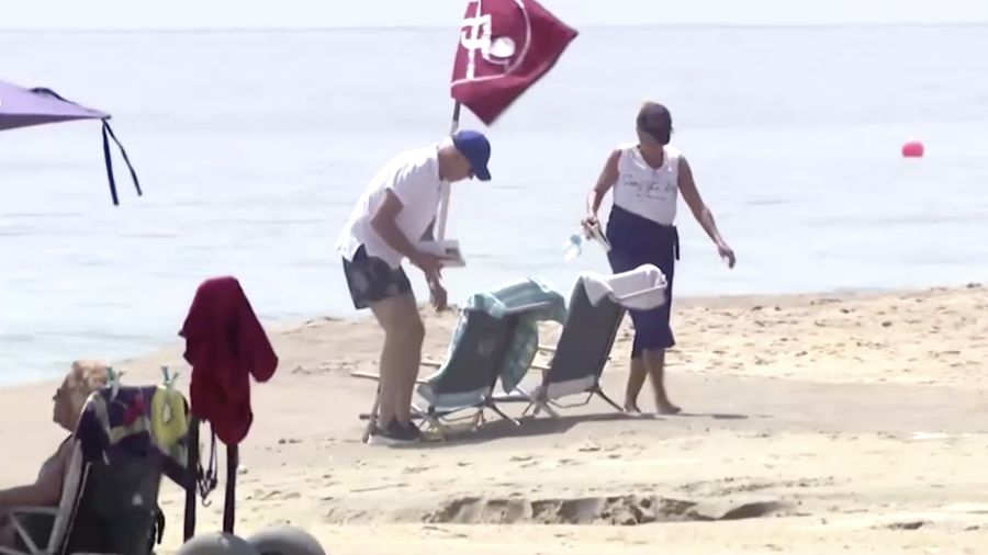 Presiden AS Joe Biden dan ibu negara Jill Biden duduk, di Pantai Rehoboth dekat rumah mereka, Delaware, AS 8 Juli 2023. (REUTERS/Ken Cedeno)