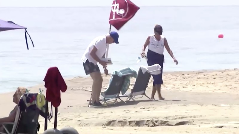 Presiden AS Joe Biden dan ibu negara Jill Biden duduk, di Pantai Rehoboth dekat rumah mereka, Delaware, AS 8 Juli 2023. (REUTERS/Ken Cedeno)