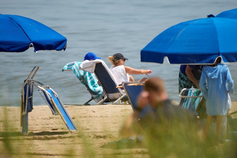 Presiden AS Joe Biden dan ibu negara Jill Biden duduk, di Pantai Rehoboth dekat rumah mereka, Delaware, AS 8 Juli 2023. (REUTERS/Ken Cedeno)