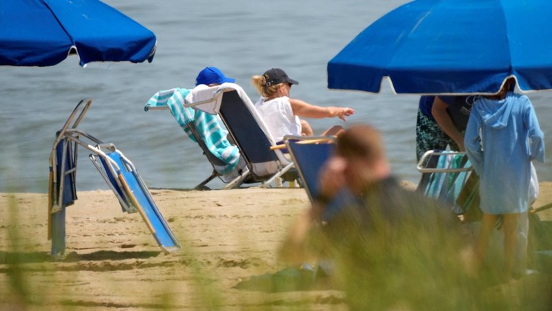 Presiden AS Joe Biden dan ibu negara Jill Biden duduk, di Pantai Rehoboth dekat rumah mereka, Delaware, AS 8 Juli 2023. (REUTERS/Ken Cedeno)