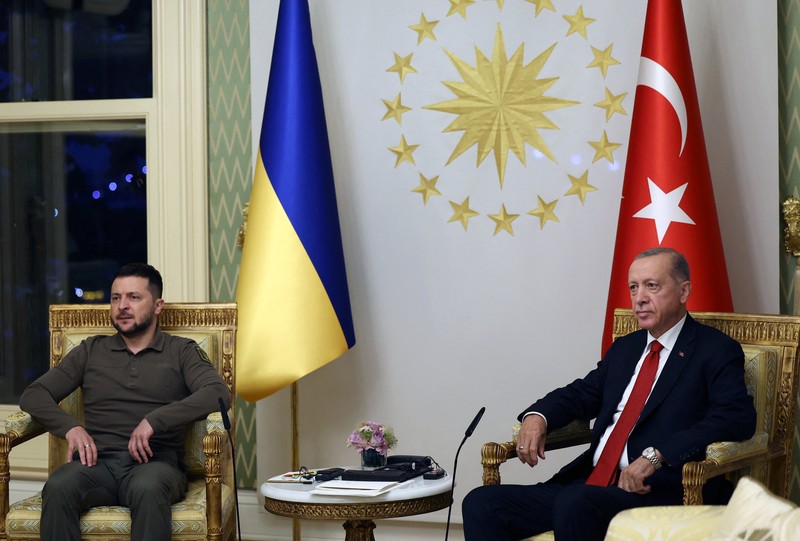 Presiden Ukraina Volodymyr Zelenskiy mengunjungi Pulau Ular (Zmiinyi) di Laut Hitam, yang direbut kembali oleh Angkatan Bersenjata Ukraina setahun yang lalu, di tengah serangan Rusia terhadap Ukraina, di wilayah Odesa, Ukraina, dalam gambar selebaran yang dirilis 8 Juli 2023. Presiden Ukraina Volodymyr Zelenskiy mengunjungi Pulau Ular (Zmiinyi) di Laut Hitam, yang direbut kembali oleh Angkatan Bersenjata Ukraina setahun yang lalu, di tengah serangan Rusia terhadap Ukraina, di wilayah Odesa, Ukraina, dalam gambar selebaran yang dirilis 8 Juli 2023. (Ukrainian Presidential Press Service/Handout via REUTERS)