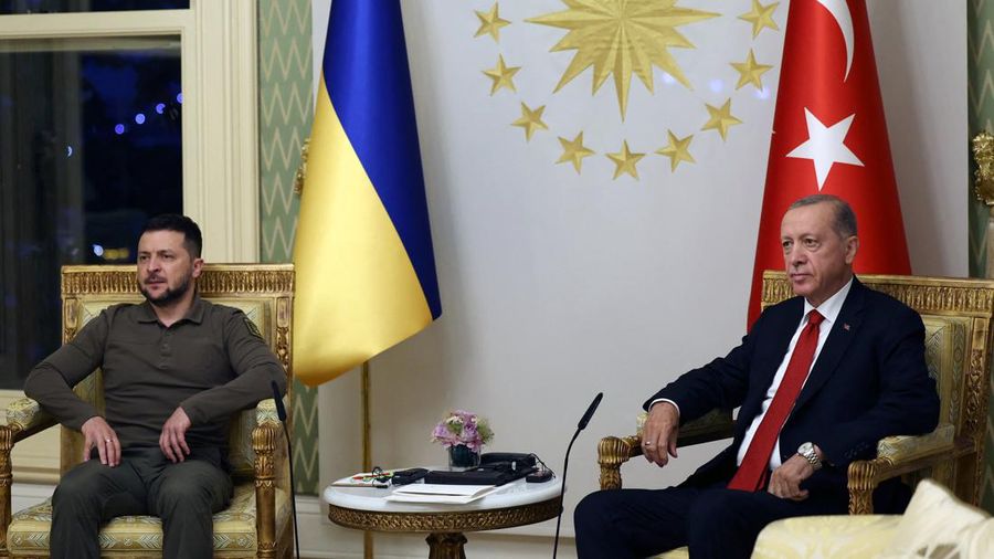 Presiden Ukraina Volodymyr Zelenskiy mengunjungi Pulau Ular (Zmiinyi) di Laut Hitam, yang direbut kembali oleh Angkatan Bersenjata Ukraina setahun yang lalu, di tengah serangan Rusia terhadap Ukraina, di wilayah Odesa, Ukraina, dalam gambar selebaran yang dirilis 8 Juli 2023. (Ukrainian Presidential Press Service/Handout via REUTERS)