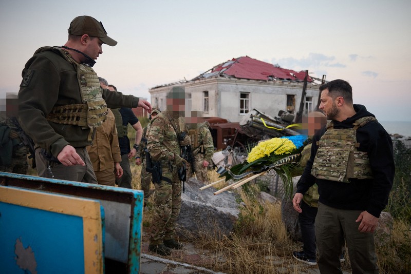 Presiden Ukraina Volodymyr Zelenskiy mengunjungi Pulau Ular (Zmiinyi) di Laut Hitam, yang direbut kembali oleh Angkatan Bersenjata Ukraina setahun yang lalu, di tengah serangan Rusia terhadap Ukraina, di wilayah Odesa, Ukraina, dalam gambar selebaran yang dirilis 8 Juli 2023. (Ukrainian Presidential Press Service/Handout via REUTERS)