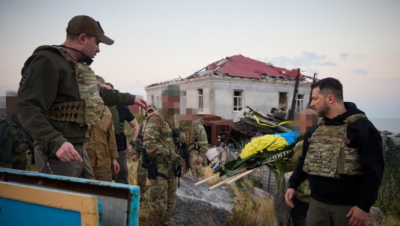 Presiden Ukraina Volodymyr Zelenskiy mengunjungi Pulau Ular (Zmiinyi) di Laut Hitam, yang direbut kembali oleh Angkatan Bersenjata Ukraina setahun yang lalu, di tengah serangan Rusia terhadap Ukraina, di wilayah Odesa, Ukraina, dalam gambar selebaran yang dirilis 8 Juli 2023. (Ukrainian Presidential Press Service/Handout via REUTERS)