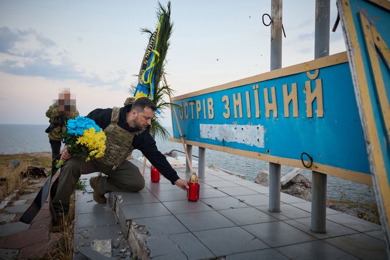 Presiden Ukraina Volodymyr Zelenskiy mengunjungi Pulau Ular (Zmiinyi) di Laut Hitam, yang direbut kembali oleh Angkatan Bersenjata Ukraina setahun yang lalu, di tengah serangan Rusia terhadap Ukraina, di wilayah Odesa, Ukraina, dalam gambar selebaran yang dirilis 8 Juli 2023. (Ukrainian Presidential Press Service/Handout via REUTERS)
