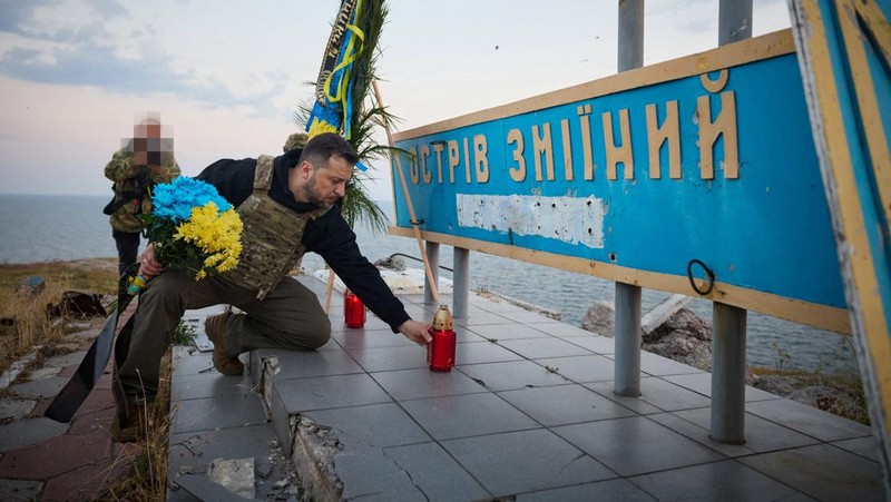 Presiden Ukraina Volodymyr Zelenskiy mengunjungi Pulau Ular (Zmiinyi) di Laut Hitam, yang direbut kembali oleh Angkatan Bersenjata Ukraina setahun yang lalu, di tengah serangan Rusia terhadap Ukraina, di wilayah Odesa, Ukraina, dalam gambar selebaran yang dirilis 8 Juli 2023. (Ukrainian Presidential Press Service/Handout via REUTERS)