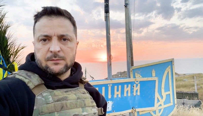 Presiden Ukraina Volodymyr Zelenskiy mengunjungi Pulau Ular (Zmiinyi) di Laut Hitam, yang direbut kembali oleh Angkatan Bersenjata Ukraina setahun yang lalu, di tengah serangan Rusia terhadap Ukraina, di wilayah Odesa, Ukraina, dalam gambar selebaran yang dirilis 8 Juli 2023. Presiden Ukraina Volodymyr Zelenskiy mengunjungi Pulau Ular (Zmiinyi) di Laut Hitam, yang direbut kembali oleh Angkatan Bersenjata Ukraina setahun yang lalu, di tengah serangan Rusia terhadap Ukraina, di wilayah Odesa, Ukraina, dalam gambar selebaran yang dirilis 8 Juli 2023. (Ukrainian Presidential Press Service/Handout via REUTERS)