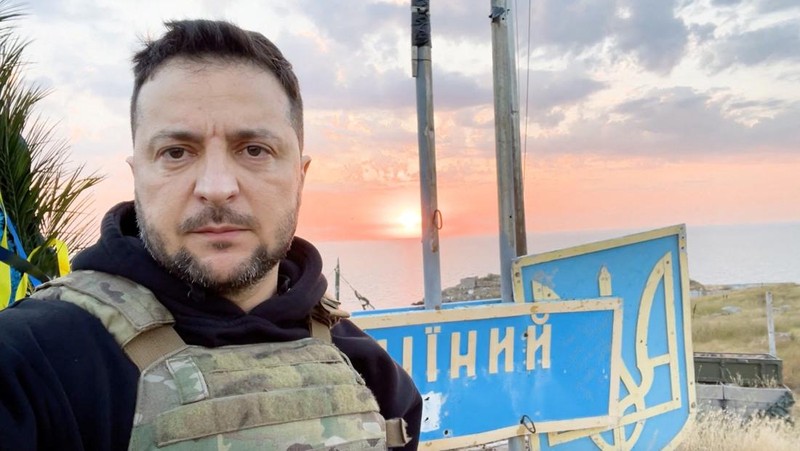Presiden Ukraina Volodymyr Zelenskiy mengunjungi Pulau Ular (Zmiinyi) di Laut Hitam, yang direbut kembali oleh Angkatan Bersenjata Ukraina setahun yang lalu, di tengah serangan Rusia terhadap Ukraina, di wilayah Odesa, Ukraina, dalam gambar selebaran yang dirilis 8 Juli 2023. (Ukrainian Presidential Press Service/Handout via REUTERS)