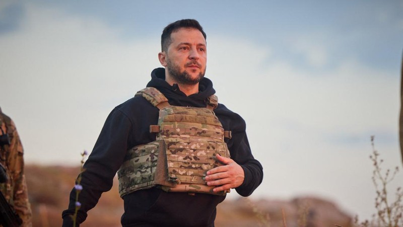 Presiden Ukraina Volodymyr Zelenskiy mengunjungi Pulau Ular (Zmiinyi) di Laut Hitam, yang direbut kembali oleh Angkatan Bersenjata Ukraina setahun yang lalu, di tengah serangan Rusia terhadap Ukraina, di wilayah Odesa, Ukraina, dalam gambar selebaran yang dirilis 8 Juli 2023. (Ukrainian Presidential Press Service/Handout via REUTERS)