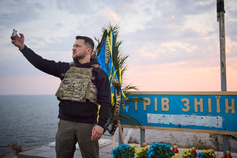 Presiden Ukraina Volodymyr Zelenskiy mengunjungi Pulau Ular (Zmiinyi) di Laut Hitam, yang direbut kembali oleh Angkatan Bersenjata Ukraina setahun yang lalu, di tengah serangan Rusia terhadap Ukraina, di wilayah Odesa, Ukraina, dalam gambar selebaran yang dirilis 8 Juli 2023. (Ukrainian Presidential Press Service/Handout via REUTERS)
