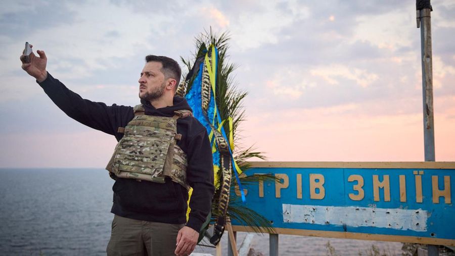 Presiden Ukraina Volodymyr Zelenskiy mengunjungi Pulau Ular (Zmiinyi) di Laut Hitam, yang direbut kembali oleh Angkatan Bersenjata Ukraina setahun yang lalu, di tengah serangan Rusia terhadap Ukraina, di wilayah Odesa, Ukraina, dalam gambar selebaran yang dirilis 8 Juli 2023. (Ukrainian Presidential Press Service/Handout via REUTERS)
