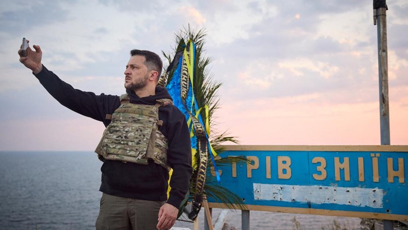 Presiden Ukraina Volodymyr Zelenskiy mengunjungi Pulau Ular (Zmiinyi) di Laut Hitam, yang direbut kembali oleh Angkatan Bersenjata Ukraina setahun yang lalu, di tengah serangan Rusia terhadap Ukraina, di wilayah Odesa, Ukraina, dalam gambar selebaran yang dirilis 8 Juli 2023. (Ukrainian Presidential Press Service/Handout via REUTERS)
