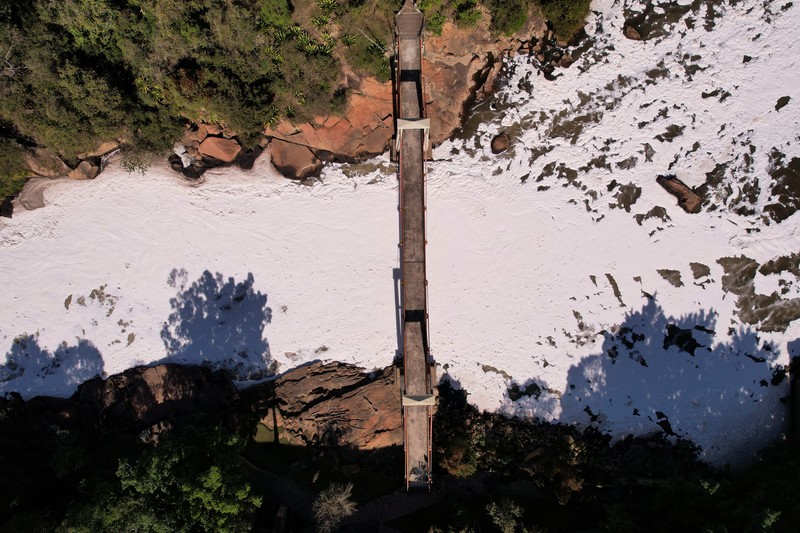 Pemandangan dari udara menunjukkan busa beracun, hasil pembuangan produk kimia, saat menutupi air sungai Tiete di Salto, negara bagian Sao Paulo, Brasil, 7 Juli 2023. Pemandangan dari udara menunjukkan busa beracun, hasil pembuangan produk kimia, saat menutupi air sungai Tiete di Salto, negara bagian Sao Paulo, Brasil, 7 Juli 2023. (REUTERS/Amanda Perobelli)