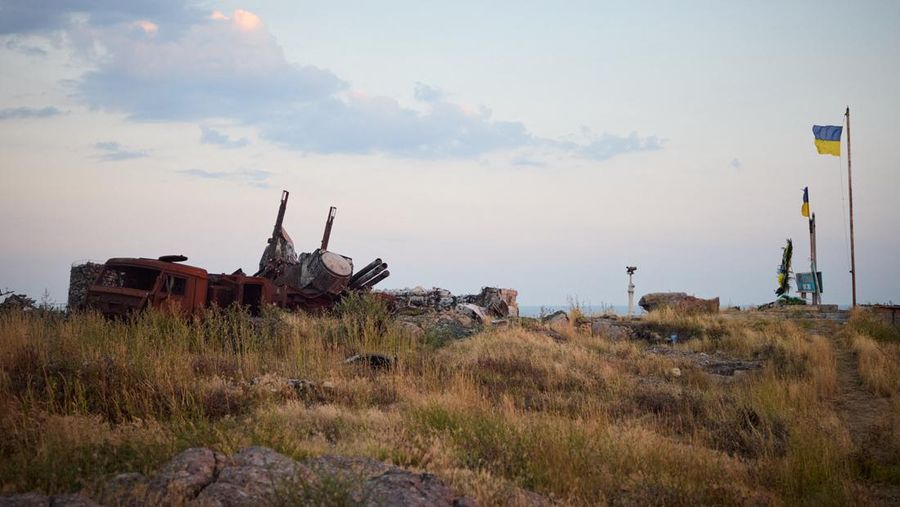 Sistem anti-pesawat self-propelled Pantsir-S1 Rusia yang hancur terlihat di Pulau Ular (Zmiinyi) di Laut Hitam, direbut kembali oleh Angkatan Bersenjata Ukraina setahun yang lalu, di tengah serangan Rusia di Ukraina, di wilayah Odesa, Ukraina, dalam hal ini gambar handout dirilis 8 Juli 2023. (Ukrainian Presidential Press Service/Handout via REUTERS)