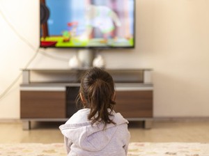 Keseringan Nonton TV Tingkatkan Risiko Anak Terkena Hipertensi